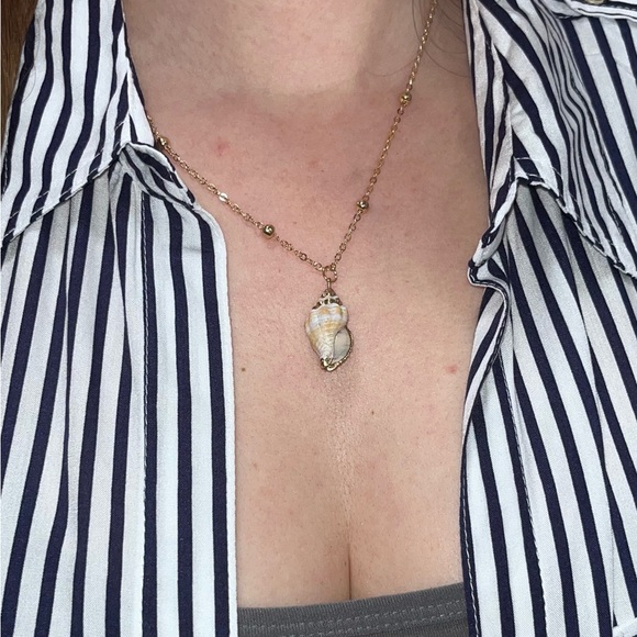 🫧Dainty Gold and White SeaShell Pendant Necklace🫧 - Picture 4 of 7